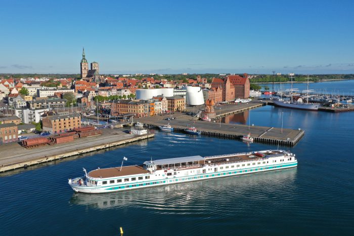 Festtags-Flusskreuzfahrten 2024/2025 Weihnachten & Silvester mit dem Komfort-Schiff MS JUNKER JÖRG ab / bis Stralsund ab € 760,- pro Person